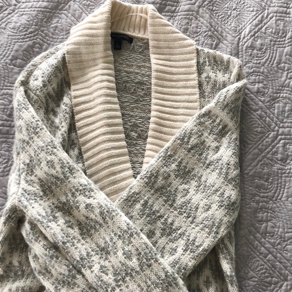 Banana Republic Factory Cardigan - Picture 2 of 4